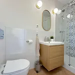 Seredino Navy Apartment- Modern Comfort In A Quiet Location, 5 Minutes To Old Town & Seaside *