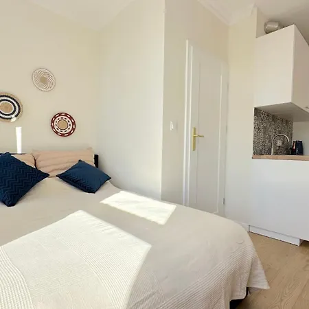 Seredino Navy Apartment- Modern Comfort In A Quiet Location, 5 Minutes To Old Town & Seaside