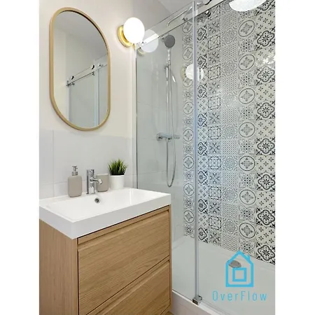 Seredino Navy Apartment- Modern Comfort In A Quiet Location, 5 Minutes To Old Town & Seaside 그단스크