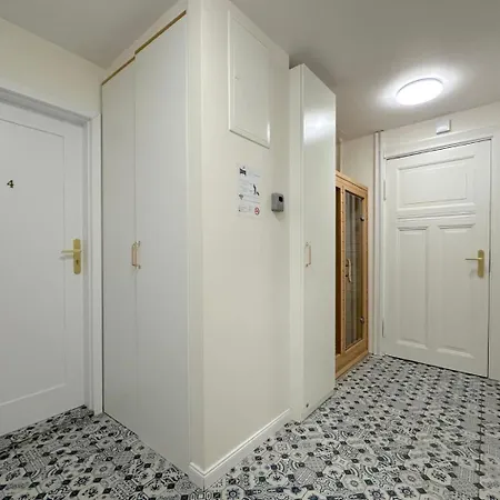 Seredino Navy Apartment- Modern Comfort In A Quiet Location, 5 Minutes To Old Town & Seaside *