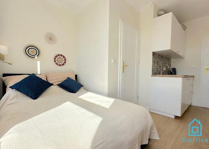 Seredino Navy Apartment- Modern Comfort In A Quiet Location, 5 Minutes To Old Town & Seaside