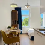 Seredino Navy Apartment- Modern Comfort In A Quiet Location, 5 Minutes To Old Town & Seaside Apartament *